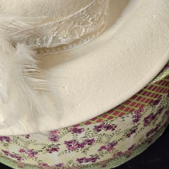 August Accessories Fine Millinery White Hat 100% Wool Size M main image 7